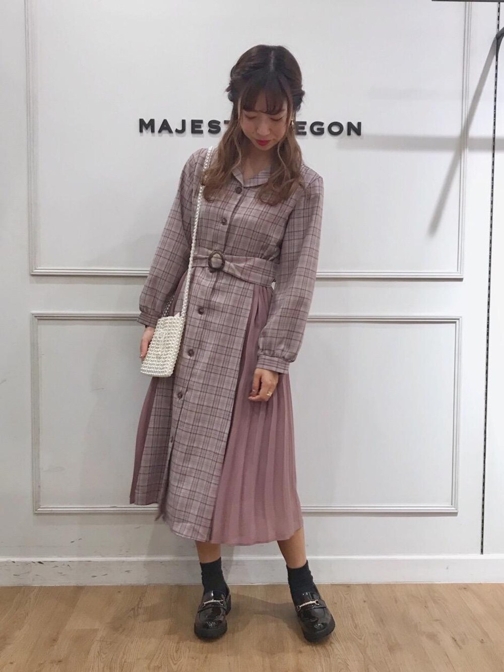 「チェック、ワンピース、プリーツ、MAJESTIC LEGON、羽織り、マジェスティックレゴン、パールバッグ、天神ソラリア」｜「MAJESTIC LEGONのパールパーツシューズ（その他シューズ、ブラック系）」を使った、マジェスティックレゴンソラリアプラザ店スタッフさん（レディース・163cm）の秋コーディネートの1枚目の写真