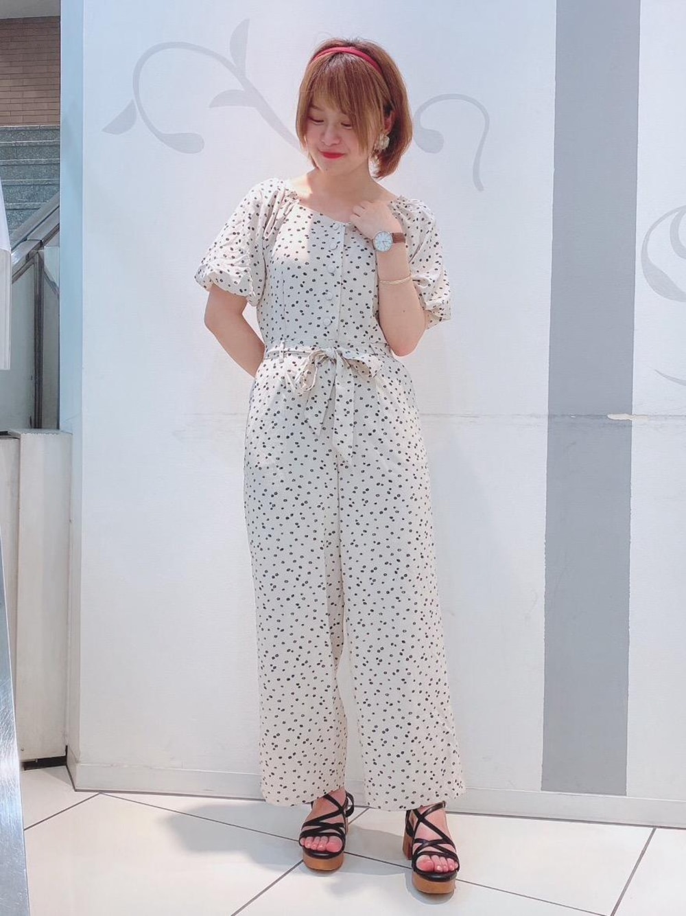 「パンツ、トレンド、花柄、サロペット、オールインワン、MAJESTIC LEGON、マジェスティックレゴン、マジェスティックレゴン天神ソラリアプラザ店」｜「MAJESTIC LEGONのウッドヒールサンダル（サンダル、ブラック系）」を使った、マジェスティックレゴンソラリアプラザ店スタッフさん（レディース・160cm）の夏コーディネートの1枚目の写真