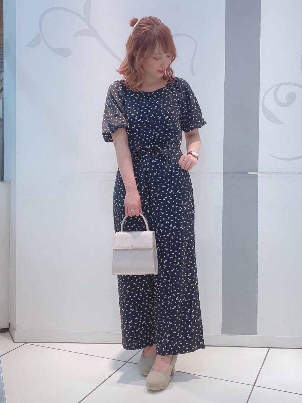 「パンプス、オールインワン、リボン、レトロ、MAJESTIC LEGON、小花柄、マジェスティックレゴン、マジェスティックレゴン天神ソラリアプラザ店」｜「MAJESTIC LEGONのフカフカパンプス（パンプス、ベージュ系）」を使った、マジェスティックレゴンソラリアプラザ店スタッフさん（レディース・157cm）の夏コーディネートの1枚目の写真