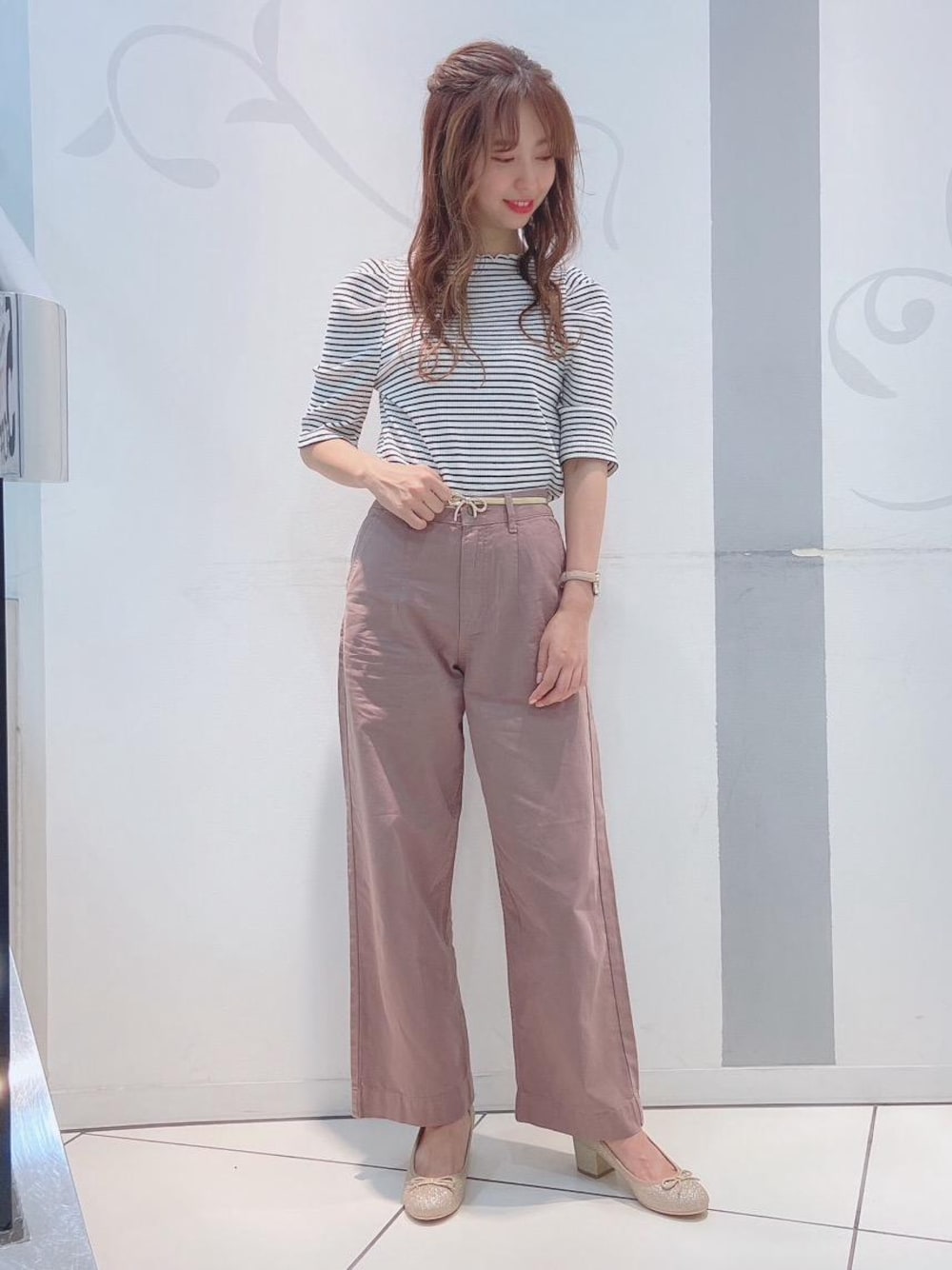 「ボーダー、リボン、ストレートパンツ、MAJESTIC LEGON、カジュアルコーデ、マジェスティックレゴン、パワショル、前後2way、マジェスティックレゴン天神ソラリアプラザ店」｜「MAJESTIC LEGONのレトロバレエパンプス（パンプス、ゴールド系）」を使った、マジェスティックレゴンソラリアプラザ店スタッフさん（レディース・163cm）の夏コーディネートの1枚目の写真