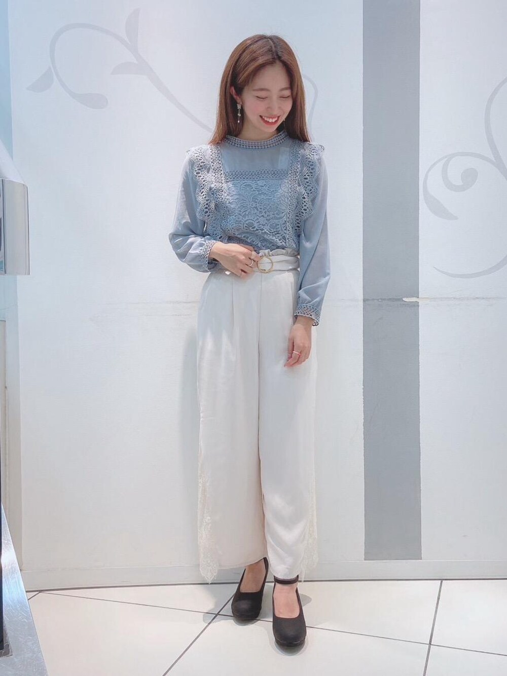 「パンツ、レース、MAJESTIC LEGON、スカラップ、マジェスティックレゴン、レースブラウス、マジェスティックレゴン天神ソラリアプラザ店」｜「MAJESTIC LEGONのフカフカパンプス（パンプス、ブラック系）」を使った、マジェスティックレゴンソラリアプラザ店スタッフさん（レディース・163cm）の夏コーディネートの1枚目の写真
