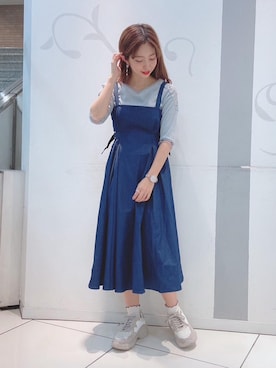 「カラースニーカー」｜「アイテム（Tシャツ/カットソー）」を使った、マジェスティックレゴンソラリアプラザ店スタッフさん（レディース・163cm）の秋コーディネート