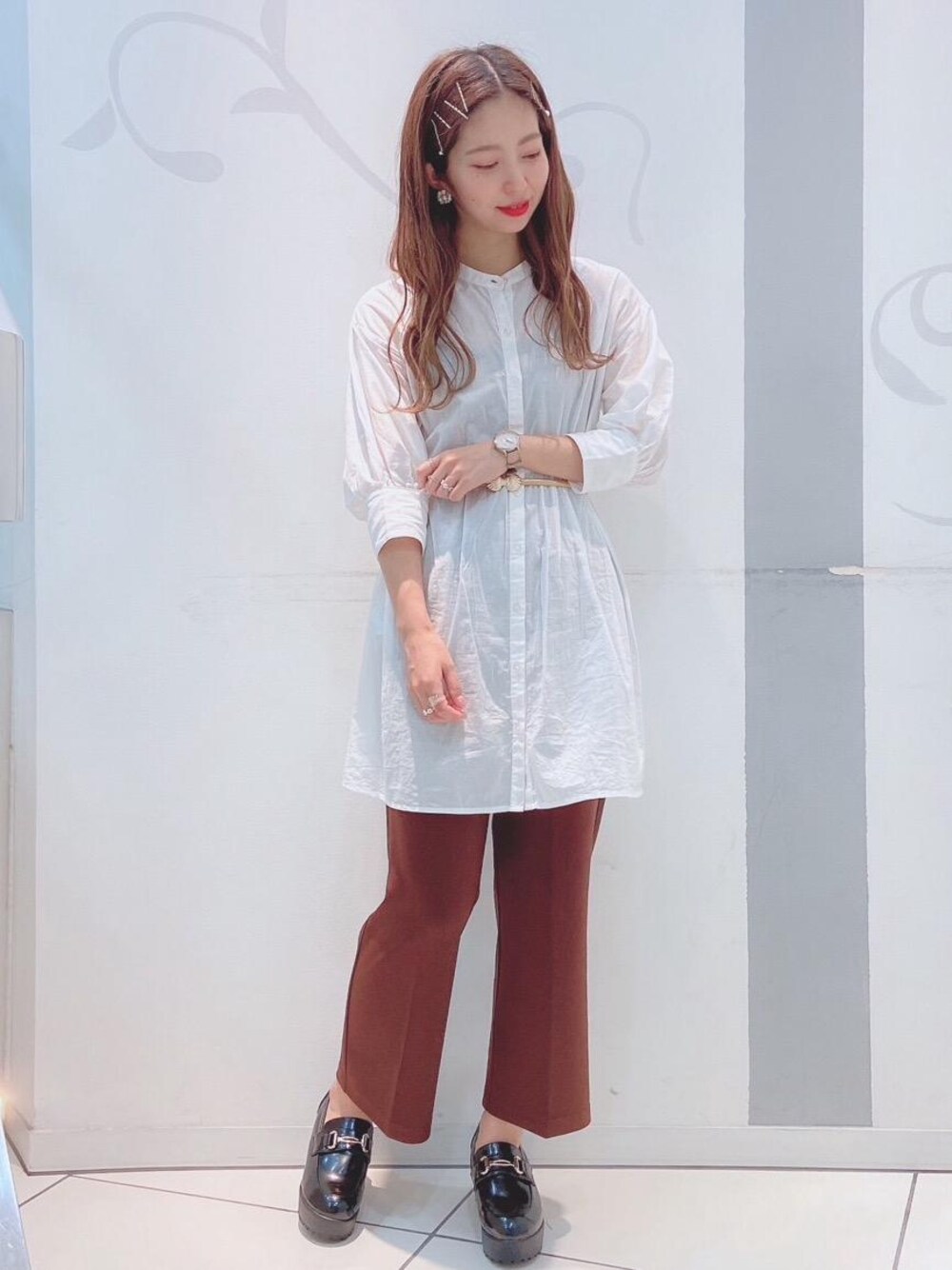 「カジュアル、カラーパンツ、チュニック、MAJESTIC LEGON、着回しコーデ、マジェスティックレゴン、マジェスティックレゴン天神ソラリアプラザ店」｜「MAJESTIC LEGONのビット付ローファー（ローファー、ブラック系）」を使った、マジェスティックレゴンソラリアプラザ店スタッフさん（レディース・163cm）の秋コーディネートの1枚目の写真