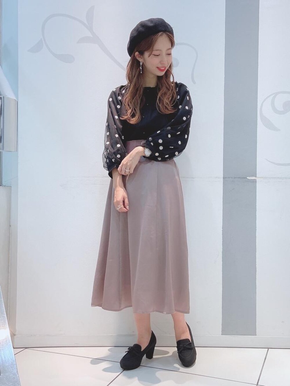 「ベレー帽、花柄、MAJESTIC LEGON、マジェスティックレゴン、秋コーデ、フェミニンコーデ、マジェスティックレゴン天神ソラリアプラザ店、主役ブラウス」｜「MAJESTIC LEGONのリボンローファー（ローファー、ブラック系）」を使った、マジェスティックレゴンソラリアプラザ店スタッフさん（レディース・163cm）の秋コーディネートの1枚目の写真
