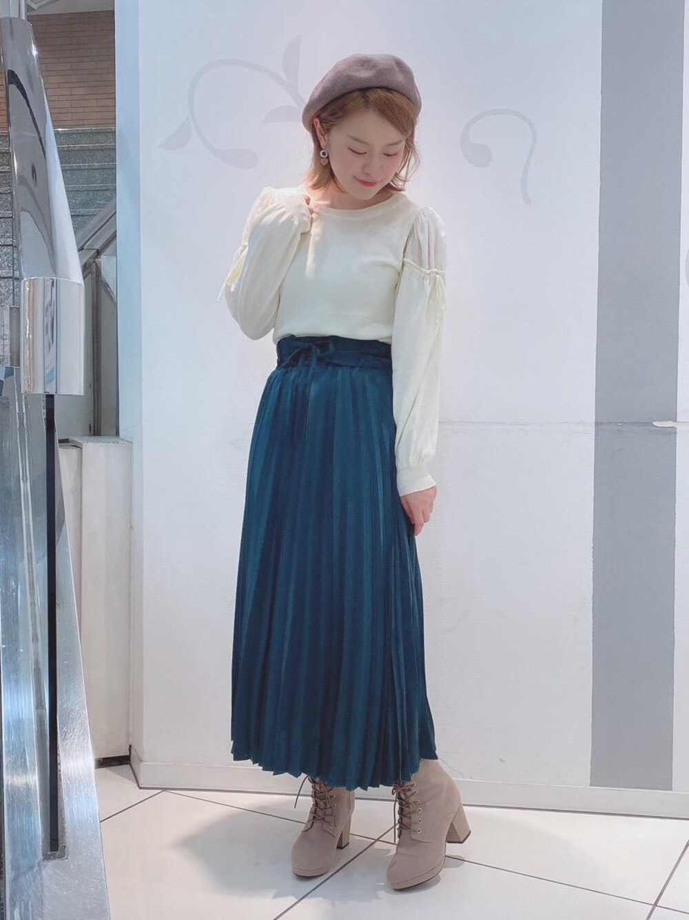「ニット、ベレー帽、リボン、レース、レースアップ、フェミニン、プリーツ、MAJESTIC LEGON、マジェスティックレゴン、マジェスティックレゴン天神ソラリアプラザ店」｜「MAJESTIC LEGONのレースアップブーツ（ブーツ、ベージュ系）」を使った、マジェスティックレゴンソラリアプラザ店スタッフさん（レディース・160cm）の秋コーディネートの1枚目の写真