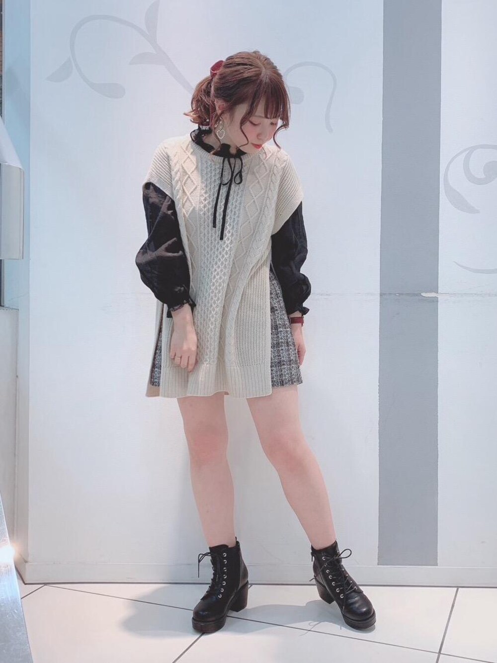 「トレンド、ベスト、ショーパン、ガーリー、着回し、MAJESTIC LEGON、マジェスティックレゴン、マジェスティックレゴン天神ソラリアプラザ店、ベストセットフロントリボンワンピース」｜「MAJESTIC LEGONのシアーボリュームブラウス（シャツ/ブラウス、ブラック系）」を使った、マジェスティックレゴンソラリアプラザ店スタッフさん（レディース・157cm）の秋コーディネートの1枚目の写真