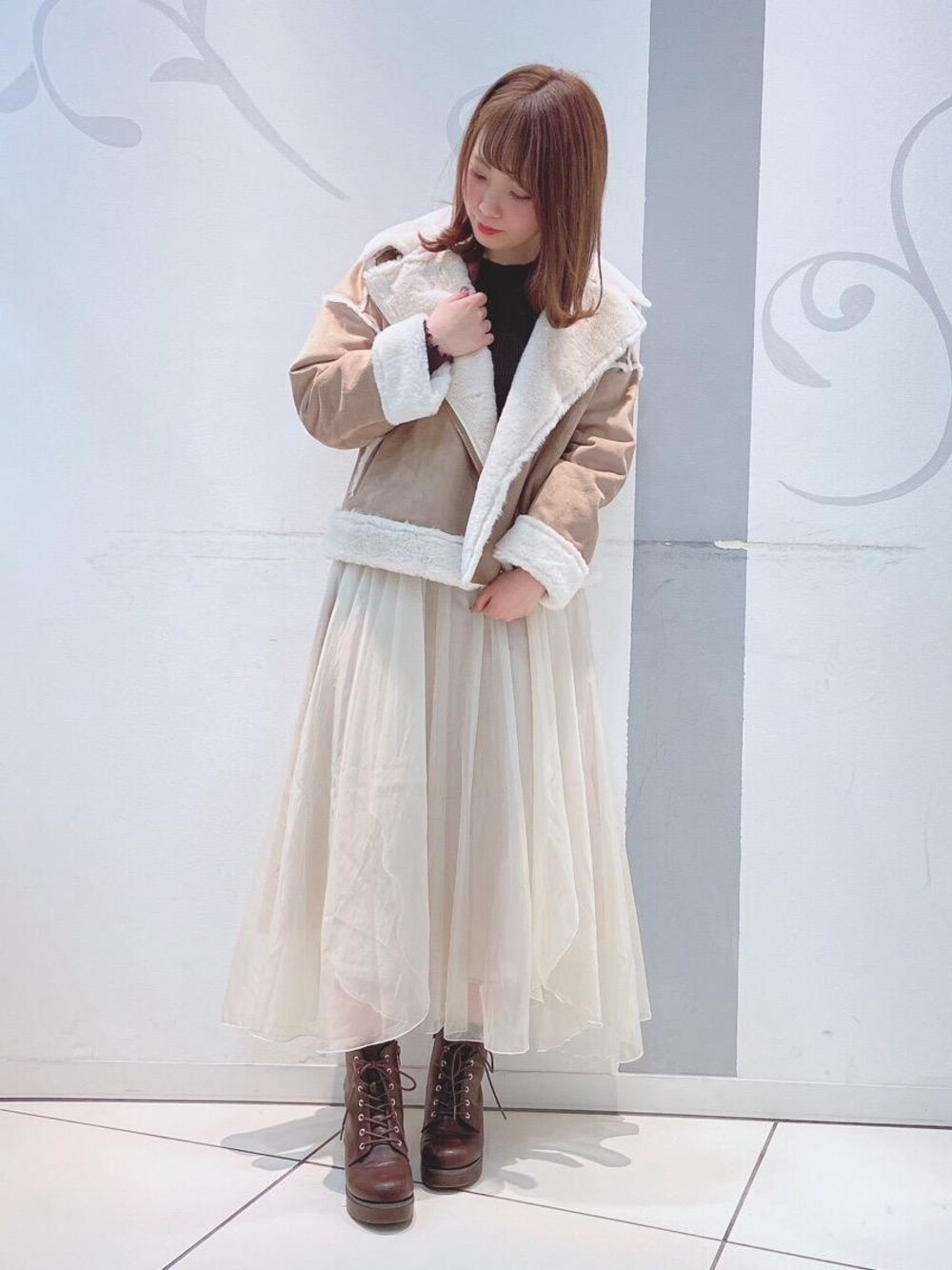 「フレアスカート、ライダース、MAJESTIC LEGON、オーガンジー、フェイクファー、マジェスティックレゴン、メロウ、マジェスティックレゴン天神ソラリアプラザ店」｜「MAJESTIC LEGONのレースアップボリュームブーツ（ブーツ、ブラウン系）」を使った、マジェスティックレゴンソラリアプラザ店スタッフさん（レディース・157cm）の秋コーディネートの1枚目の写真