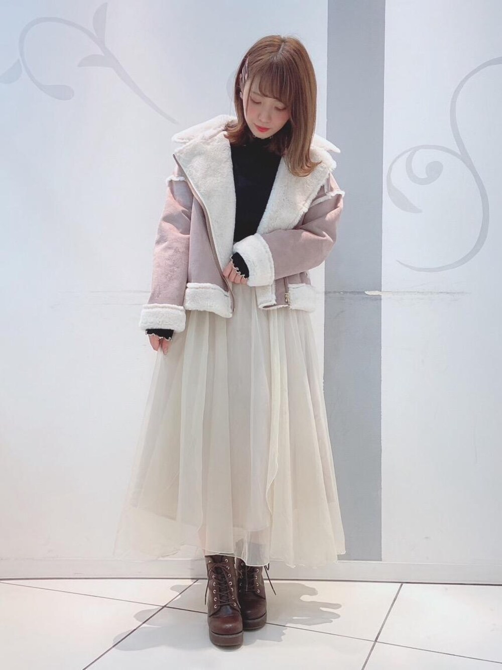 「フレアスカート、ライダース、MAJESTIC LEGON、オーガンジー、フェイクファー、マジェスティックレゴン、フェミニンコーデ、メロウ、マジェスティックレゴン天神ソラリアプラザ店」｜「MAJESTIC LEGONのレースアップボリュームブーツ（ブーツ、ブラウン系）」を使った、マジェスティックレゴンソラリアプラザ店スタッフさん（レディース・157cm）の秋コーディネートの1枚目の写真