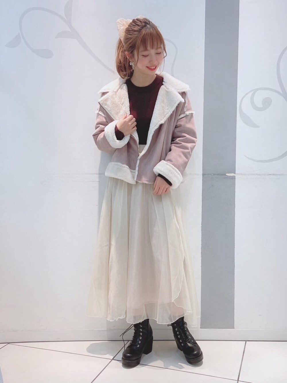 「ライダース、チュールスカート、MAJESTIC LEGON、フェイクファー、マジェスティックレゴン、パワショルニット、フェミニンコーデ、マジェスティックレゴン天神ソラリアプラザ店」｜「MAJESTIC LEGONのレースアップボリュームブーツ（ブーツ、ブラック系）」を使った、マジェスティックレゴンソラリアプラザ店スタッフさん（レディース・163cm）の秋コーディネートの1枚目の写真