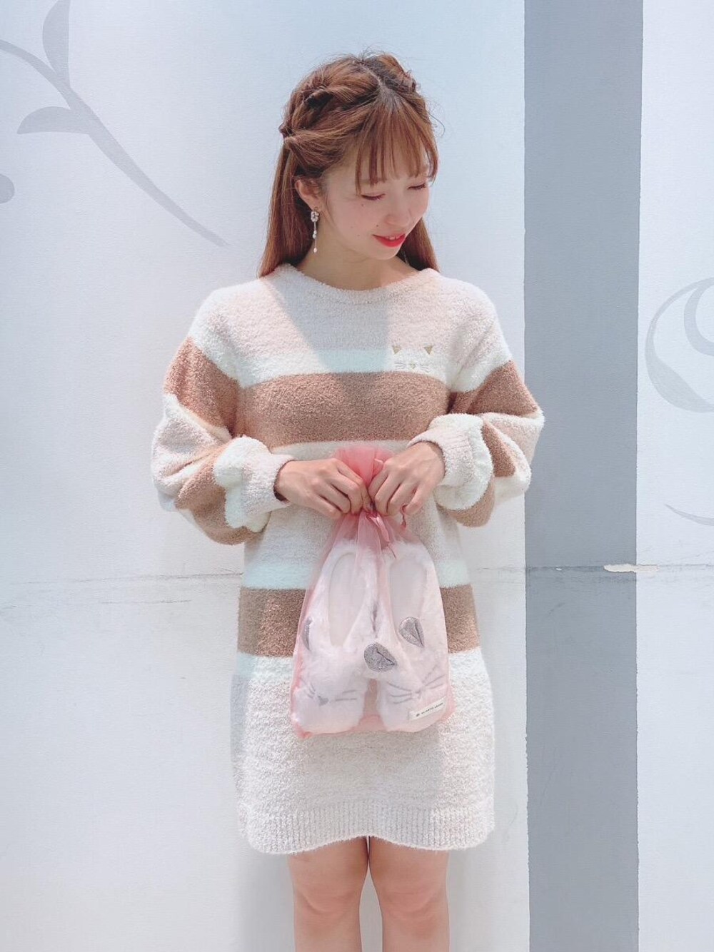 「ニット、ワンピース、ボーダー、ルームウェア、パジャマ、MAJESTIC LEGON、マジェスティックレゴン、マジェスティックレゴン天神ソラリアプラザ店」｜「MAJESTIC LEGONのふわもこシャトンワンピ（ワンピース、ブラウン系）」を使った、マジェスティックレゴンソラリアプラザ店スタッフさん（レディース・163cm）の秋コーディネートの1枚目の写真