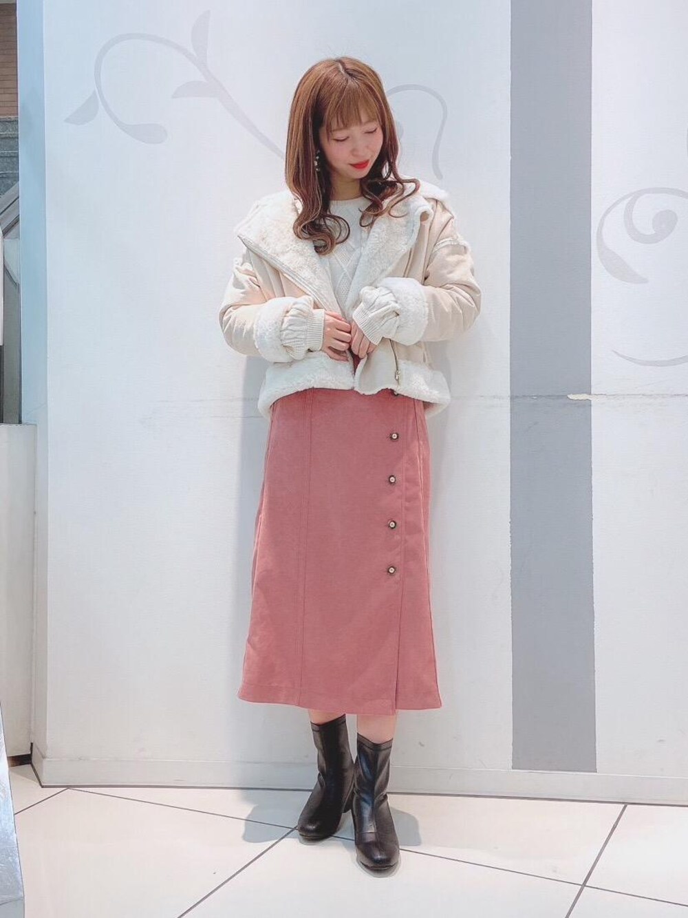 「ファー、スカート、ブーツ、ライダース、フリル、レトロ、MAJESTIC LEGON、マジェスティックレゴン、マジェスティックレゴン天神ソラリアプラザ店」｜「MAJESTIC LEGONのフェイクスエードファーライダース（ライダースジャケット、ホワイト系）」を使った、マジェスティックレゴンソラリアプラザ店スタッフさん（レディース・163cm）の冬コーディネートの1枚目の写真