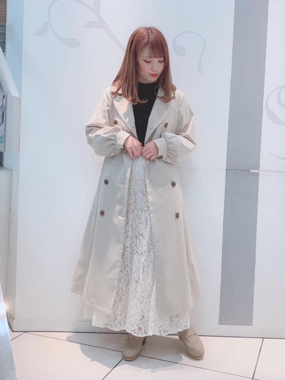 「トレンチコート、レーススカート、マーメイドスカート、MAJESTIC LEGON、マジェスティックレゴン、バルーン袖、マジェスティックレゴン天神ソラリア店」｜「MAJESTIC LEGONのベルト付ローファー（ローファー、ベージュ系）」を使った、マジェスティックレゴンソラリアプラザ店スタッフさん（レディース・157cm）の冬コーディネートの1枚目の写真