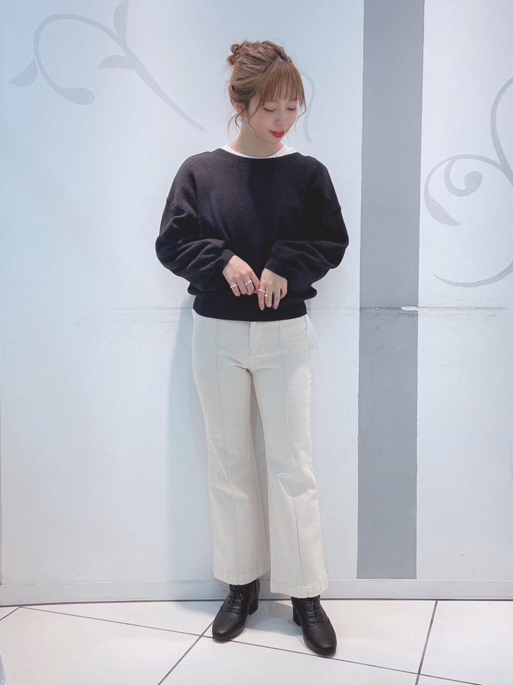 「ニット、パンツ、レースアップ、MAJESTIC LEGON、春コーデ、ロゴTシャツ、マジェスティックレゴン、バックオープンニット、マジェスティックレゴン天神ソラリアプラザ店」｜「MAJESTIC LEGONのレースアップストレッチブーツ（ブーツ、ブラック系）」を使った、マジェスティックレゴンソラリアプラザ店スタッフさん（レディース・163cm）の冬コーディネートの1枚目の写真