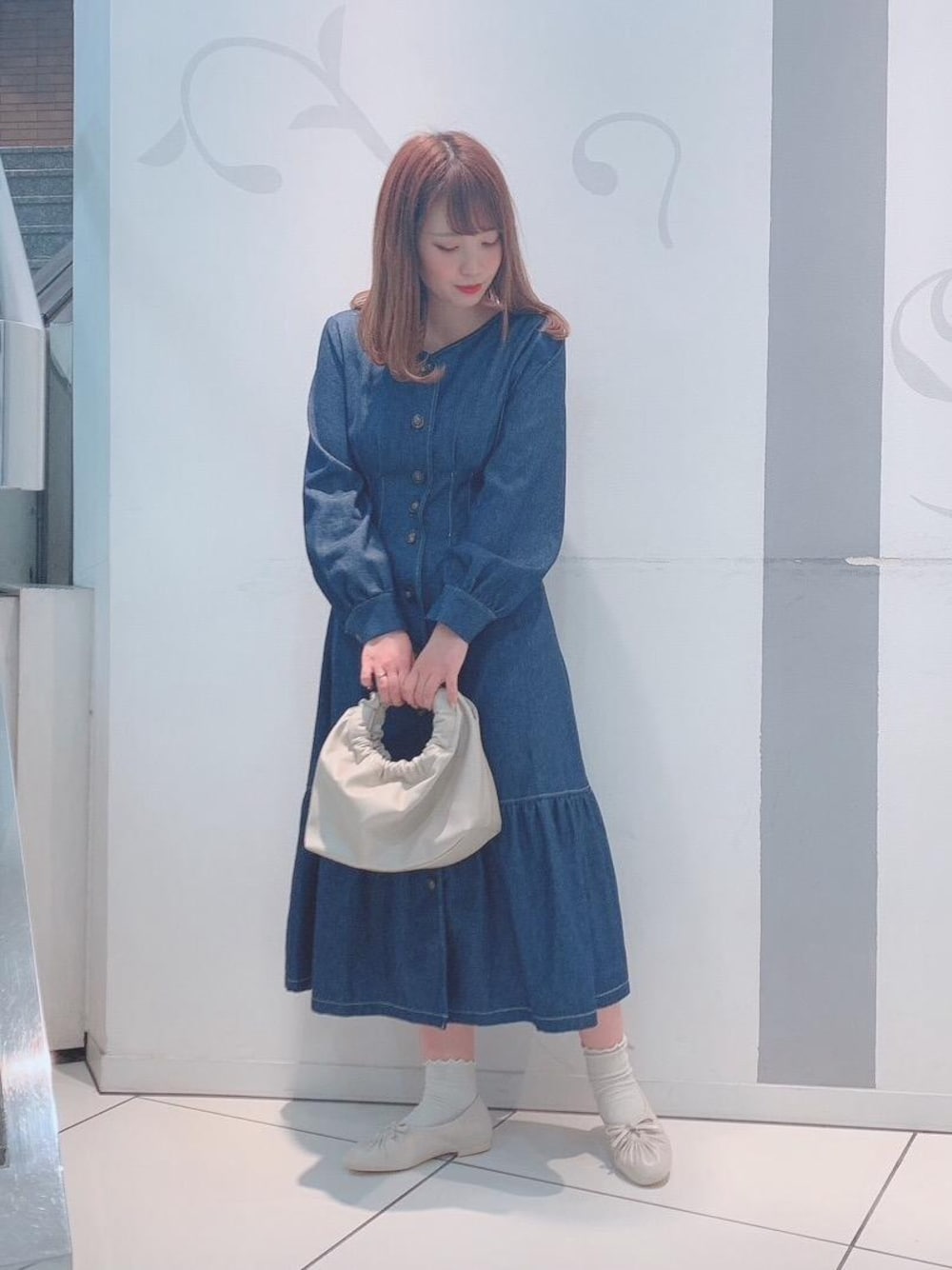 「デニム、ワンピース、トレンド、バックリボン、フェミニン、MAJESTIC LEGON、マジェスティックレゴン、細見え、マジェスティックレゴン天神ソラリアプラザ店」｜「MAJESTIC LEGONのくしゅくしゅハンドルバッグ（ハンドバッグ、ホワイト系）」を使った、マジェスティックレゴンソラリアプラザ店スタッフさん（レディース・157cm）の冬コーディネートの1枚目の写真