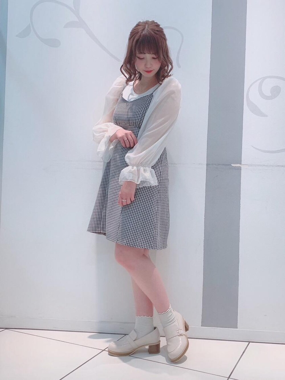 「デート、ギンガムチェック、ガーリー、フェミニン、MAJESTIC LEGON、マジェスティックレゴン、キャミワンピース、あざとかわいい、標準身長、カワイイ」｜「MAJESTIC LEGONのベルト付ローファー（ローファー、ホワイト系）」を使った、マジェスティックレゴンソラリアプラザ店スタッフさん（レディース・157cm）の冬コーディネートの1枚目の写真