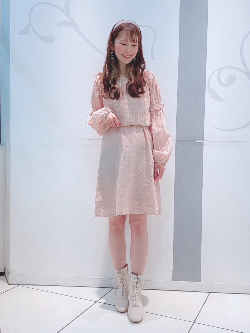 「セットアップ、デート、MAJESTIC LEGON、マジェスティックレゴン、モテ、あざとかわいい、標準身長、カワイイ、君着回し」｜「MAJESTIC LEGONのレースアップストレッチブーツ（ブーツ、ホワイト系）」を使った、マジェスティックレゴンソラリアプラザ店スタッフさん（レディース・155cm）の冬コーディネートの1枚目の写真