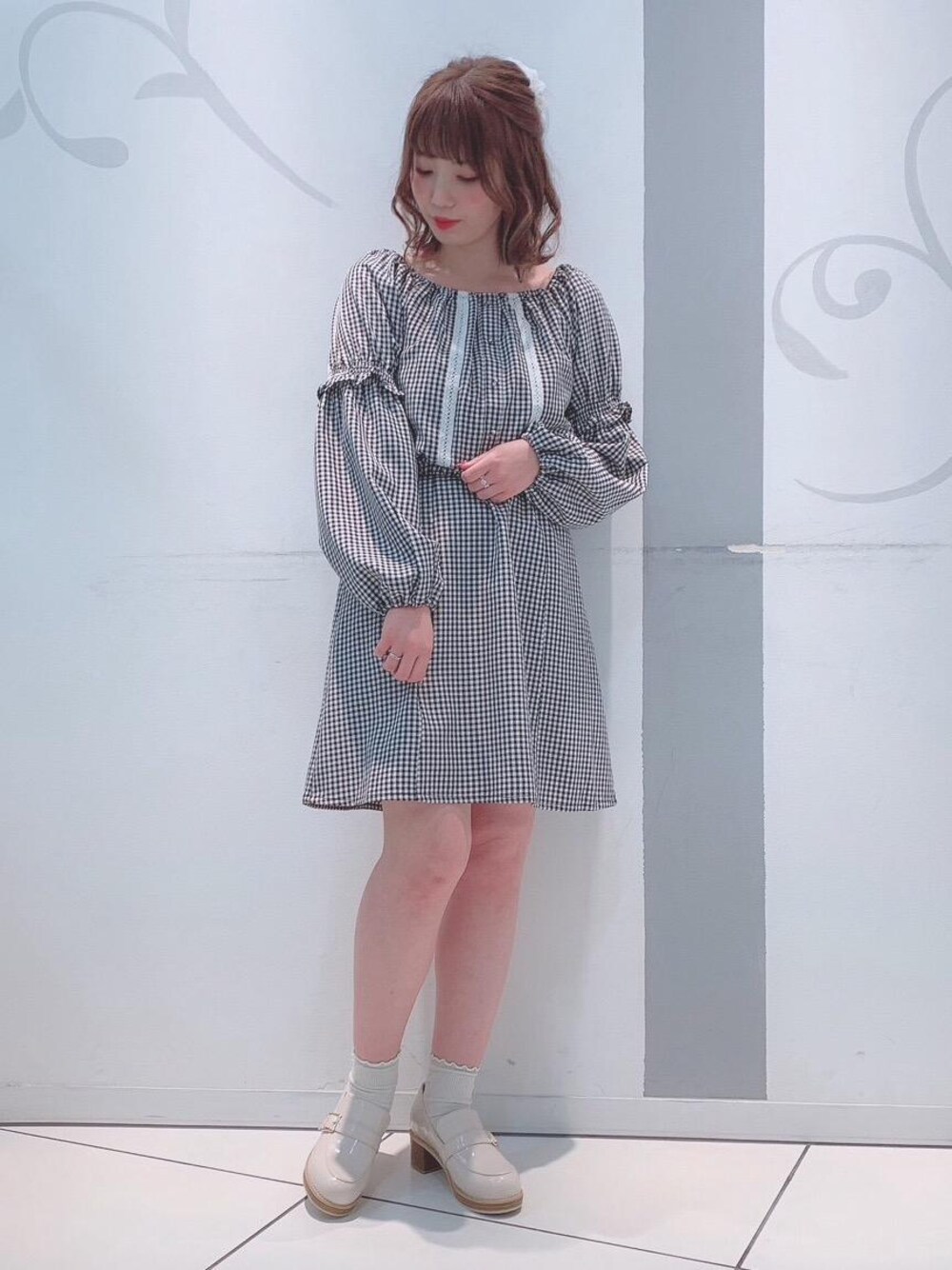 「ワンピース、ローファー、ギンガムチェック、ガーリー、MAJESTIC LEGON、マジェスティックレゴン、あざとかわいい、標準身長、マジェスティックレゴン天神ソラリアプラザ店、カワイイ」｜「MAJESTIC LEGONのベルト付ローファー（ローファー、ホワイト系）」を使った、マジェスティックレゴンソラリアプラザ店スタッフさん（レディース・157cm）の冬コーディネートの1枚目の写真
