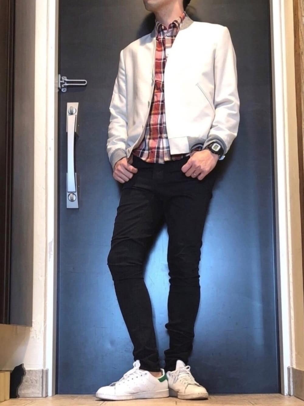 ホワイト系のミリタリージャケット、その他のシャツ/ブラウス、ブラック系のチノパンツを着用したメンズの春コーディネートの1枚目の写真