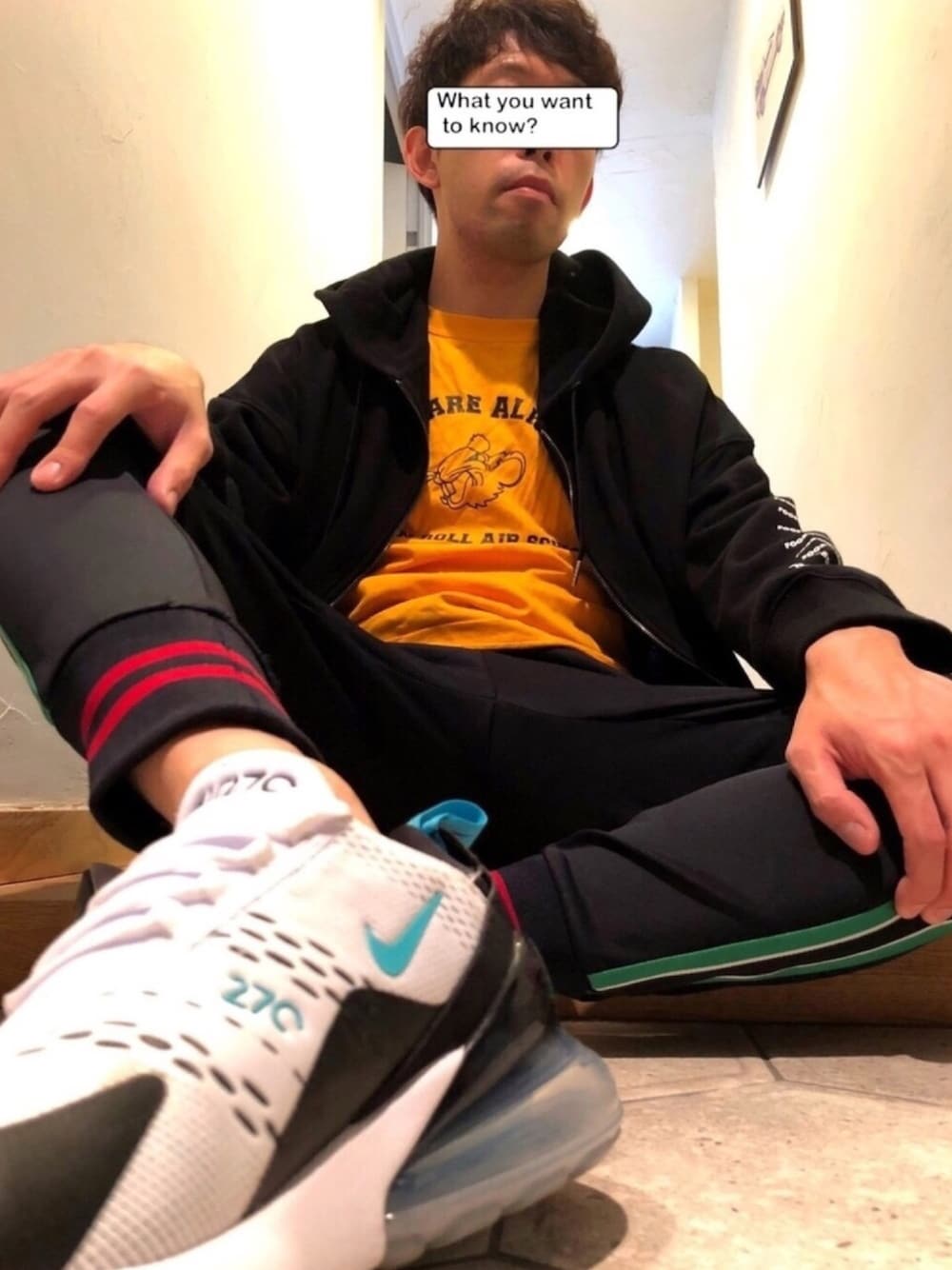 ブラック系のその他パンツ、ホワイト系のスニーカー、ブラック系のパーカーを着用したメンズの春コーディネートの1枚目の写真