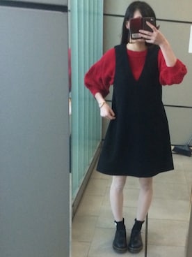「赤ニット」｜「アイテム（ジャンパースカート）」を使った、なるさん（レディース・163cm）の冬コーディネート