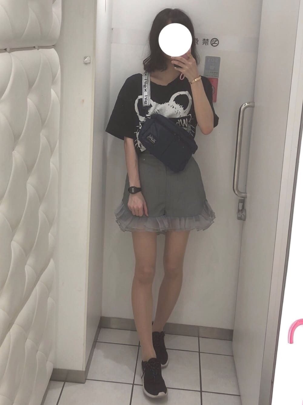 「フリルショートパンツ、フリルパンツ、Tシャツ×ショーパン、夏コーデ、モノトーンコーデ、ナイキスニーカー、タンジュン、RNA、ストリートMIX、ボディバッグ」｜「鞄なし❁のアイテム（その他、その他）」を使った、なるさん（レディース・163cm）の春コーディネートの1枚目の写真