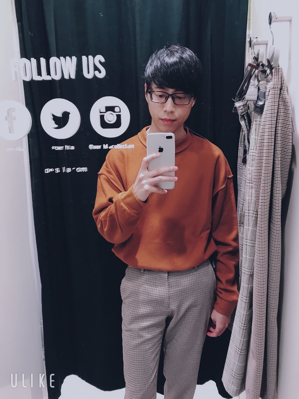 「Bershkaのアイテム（スウェット、オレンジ系）」を使った、Emmanuel Thenさん（メンズ・168cm）の秋コーディネートの1枚目の写真
