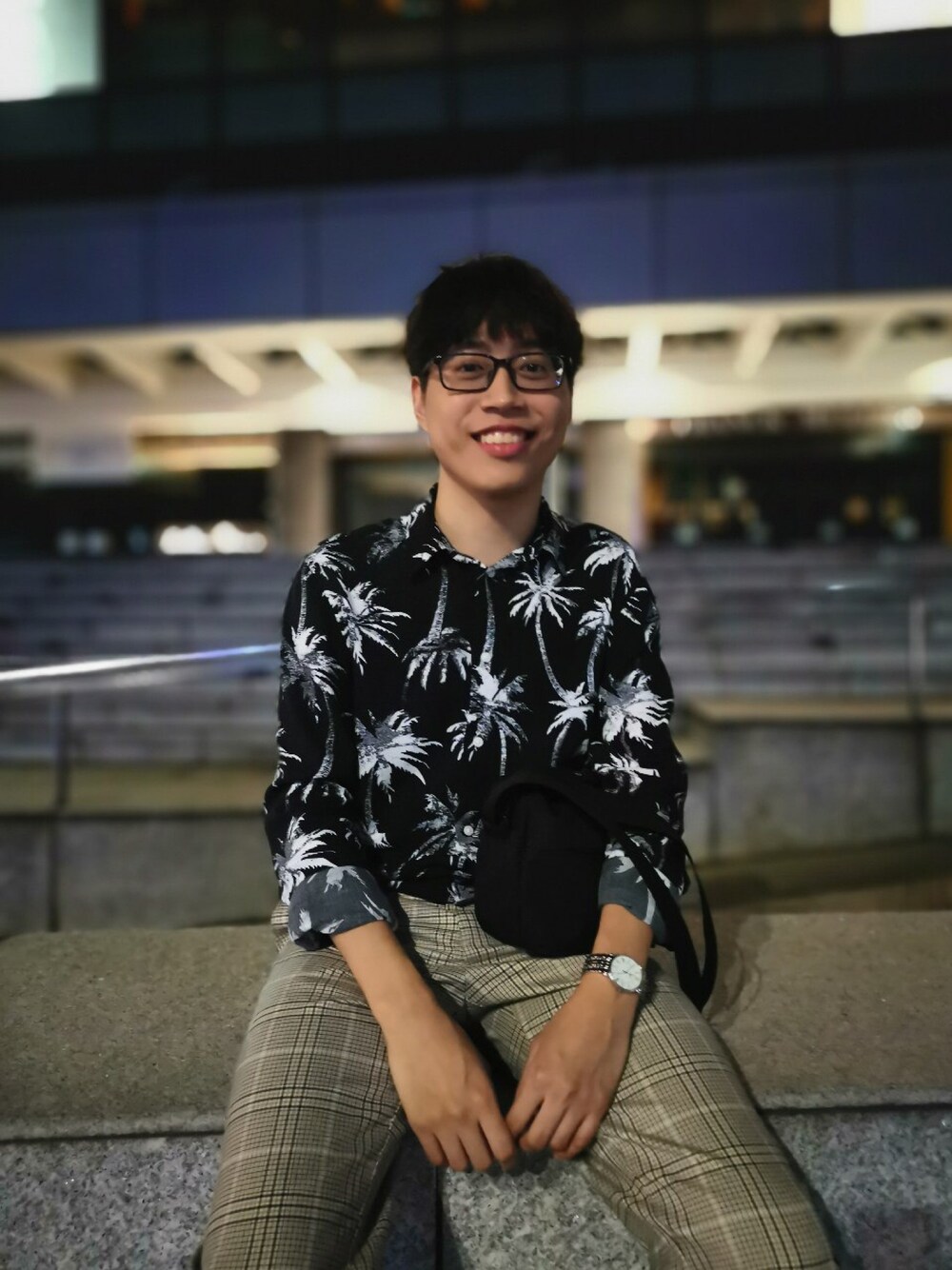 「H&Mのアイテム（シャツ/ブラウス、ブラック系）」を使った、Emmanuel Thenさん（メンズ・169cm）の春コーディネートの1枚目の写真