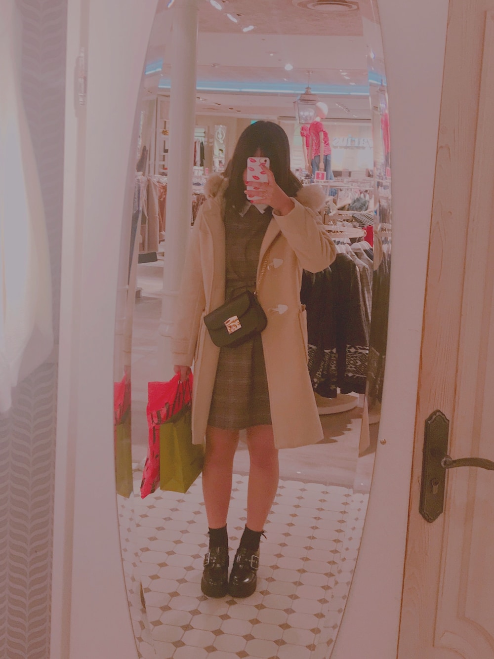 「グレンチェックワンピース、グレンチェック、冬コーデ、いいね、save、フォローお願いします🤑」｜「WEGOのWEGO/ミニチェーンショルダーバッグ（ショルダーバッグ、ブラック系）」を使った、なつこさん（レディース・161cm）の冬コーディネートの1枚目の写真