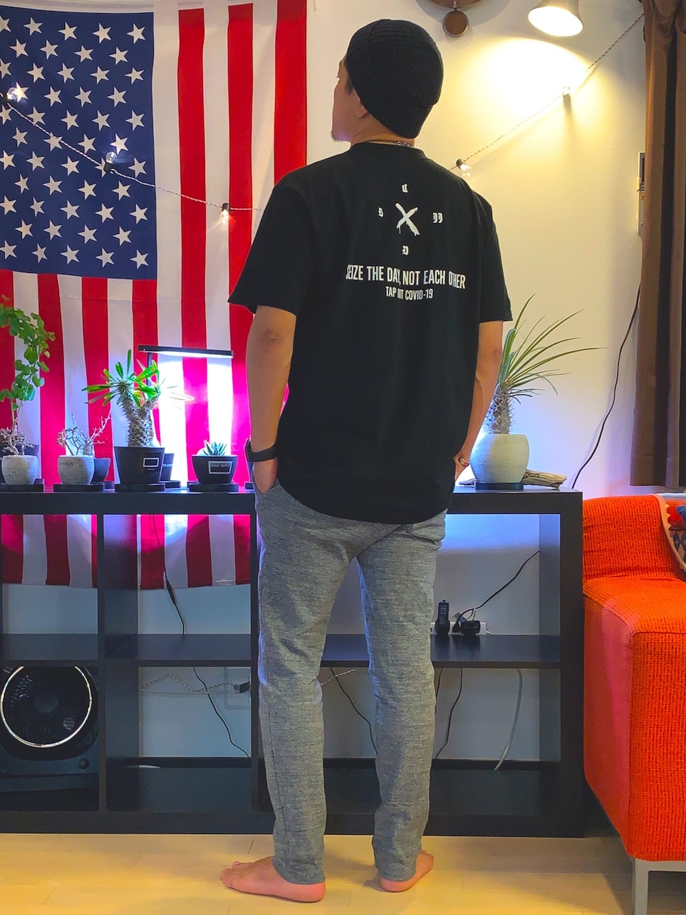 ブラック系のTシャツ/カットソー、グレー系のその他パンツを着用したメンズの春コーディネートの1枚目の写真