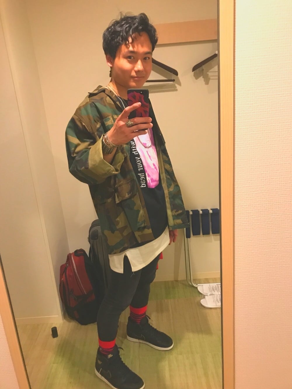 「ホテル、ミリタリージャケット、レイヤード、スターリング、フェザーバングル、air jordan 1、UNIQLO JW ANDERSON、ソックスイン、antisocialsocialclub、supreme」｜「ANTI SOCIAL SOCIAL CLUBのアイテム（ミリタリージャケット、グリーン系）」を使った、カズエウエストさん（メンズ・171cm）の春コーディネートの1枚目の写真