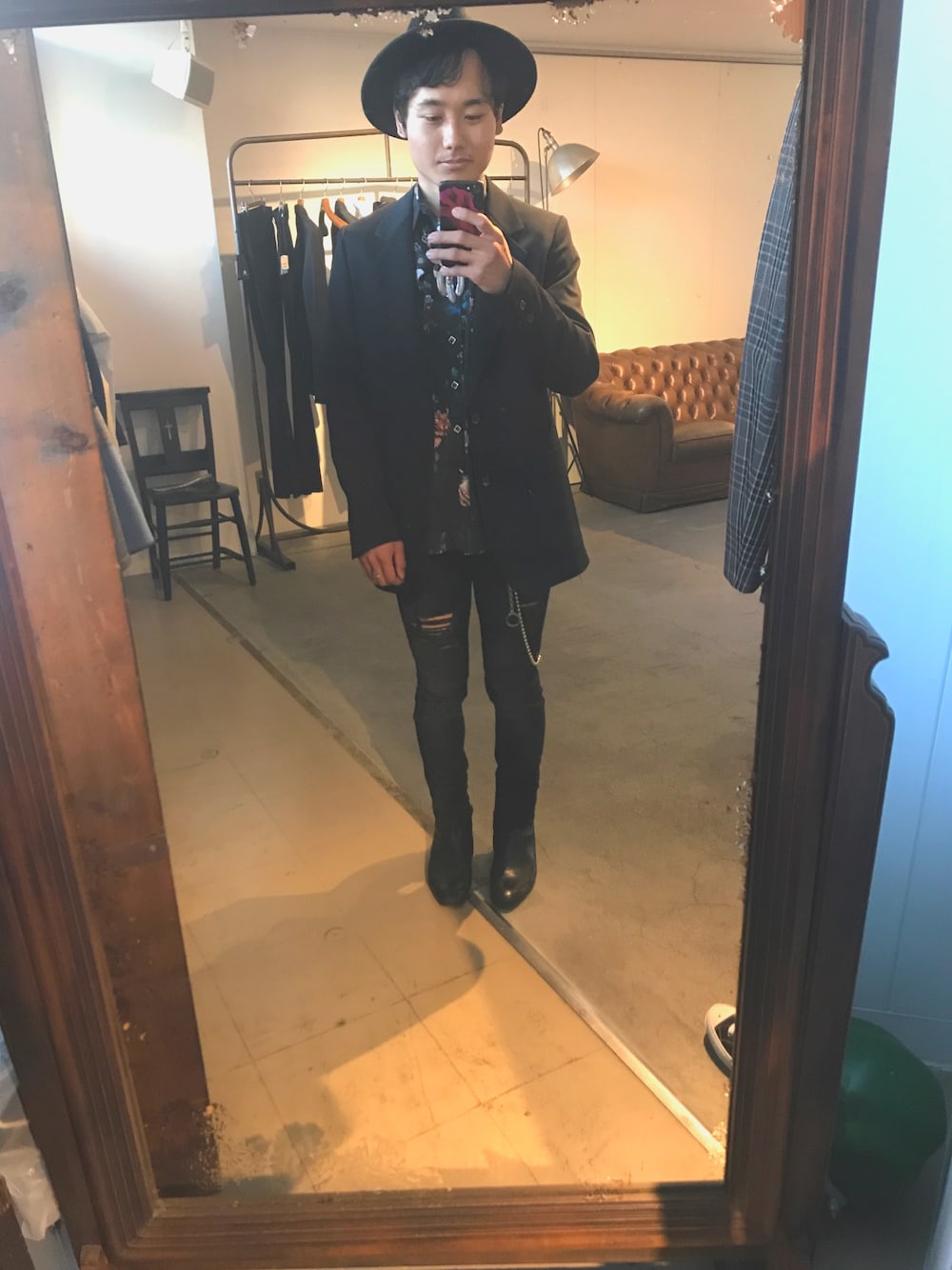 「テーラードジャケット、モノトーン、モード、ロックテイスト、デストロイデニム、ジョニーブーツ、ヒールブーツ、RAF SIMONS、Yevs saint laurent、JOHN LAWRENCE SULLIVAN」｜「RAF SIMONSのアイテム（テーラードジャケット、ブラック系）」を使った、カズエウエストさん（メンズ・171cm）の秋コーディネートの1枚目の写真