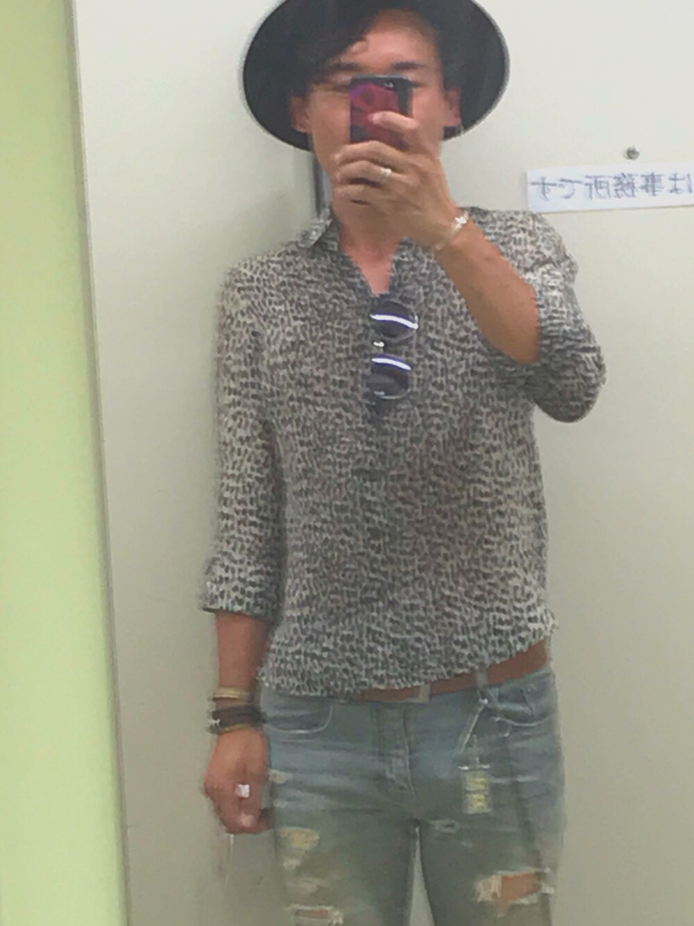 「Saint Laurent、ベイビーキャット、デストロイデニム、レオパード、Hanes、ハット」｜「ANTIQULOTHESのアイテム（ハット、ブラック系）」を使った、カズエウエストさん（メンズ・171cm）の夏コーディネートの1枚目の写真