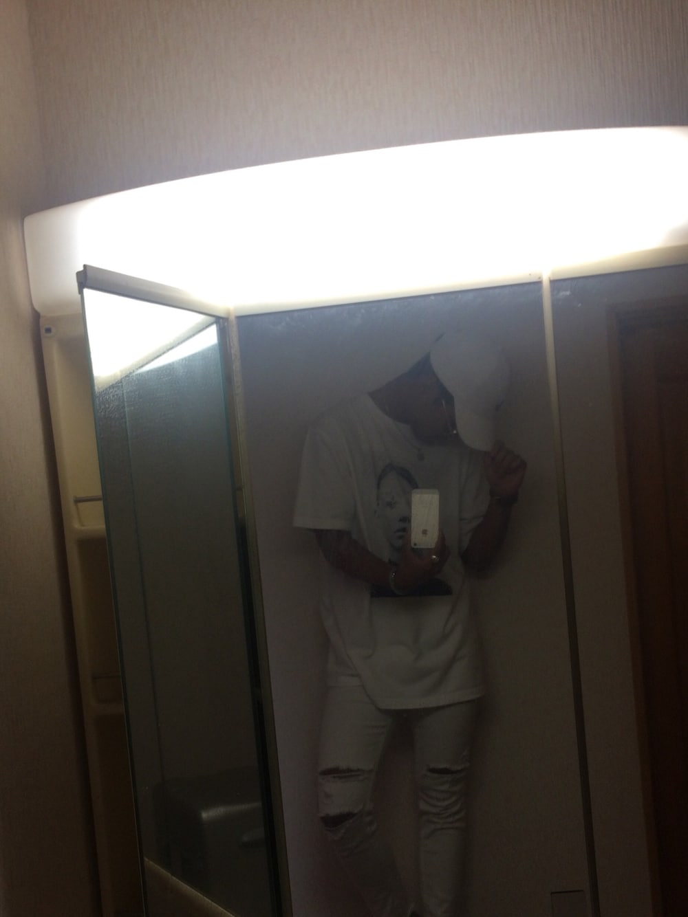 「avalanche、LEGENDA、bitter、FR2」｜「LEGENDAのアイテム（Tシャツ/カットソー、ホワイト系）」を使った、YU-SUKEさん（メンズ・173cm）の秋コーディネートの1枚目の写真