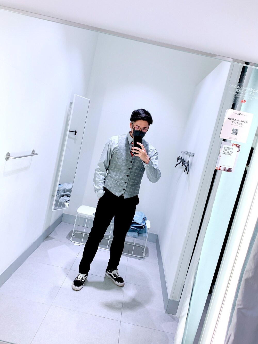 「H&M、スーツスタイル」｜「H&Mのアイテム（スーツベスト、グレー系）」を使った、takaki さん（メンズ・180cm）の冬コーディネートの1枚目の写真