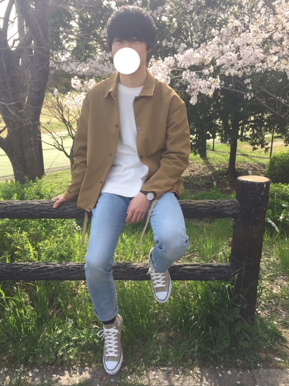 「コーチジャケット、スウェット、デニムパンツ、スニーカー、リドム、LIDnM、converse、コンバース、ハイカット、春コーデ」｜「LIDNMのPEツイルコーチジャケット（ブルゾン、グリーン系）」を使った、Chiakiさん（メンズ・174cm）の春コーディネートの1枚目の写真