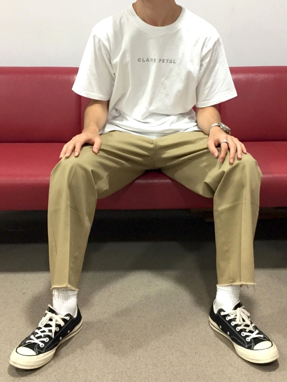 「白Tシャツ、カットオフ、カットオフパンツ、チノパン、チノパンツ、コンバース、converse、CT70s、カジュアルコーデ、シンプルコーデ」｜「CLANEのクラネペタルパックTシャツ（Tシャツ/カットソー、ホワイト系）」を使った、Chiakiさん（メンズ・175cm）の秋コーディネートの1枚目の写真