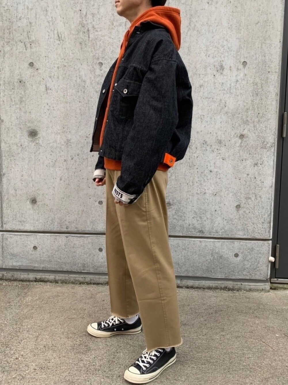 「やっぱりストリートが好き、デニムジャケット、Gジャン、ジージャン、パーカー、カットオフパンツ、CT70s、ストリートコーデ、カットオフ、GU」｜「WESTOVERALLSのWESTOVERALLS×JS / ウェストオーバーオールズ : 857B DENIM＃（デニムジャケット、ブラック系）」を使った、Chiakiさん（メンズ・175cm）の秋コーディネートの1枚目の写真
