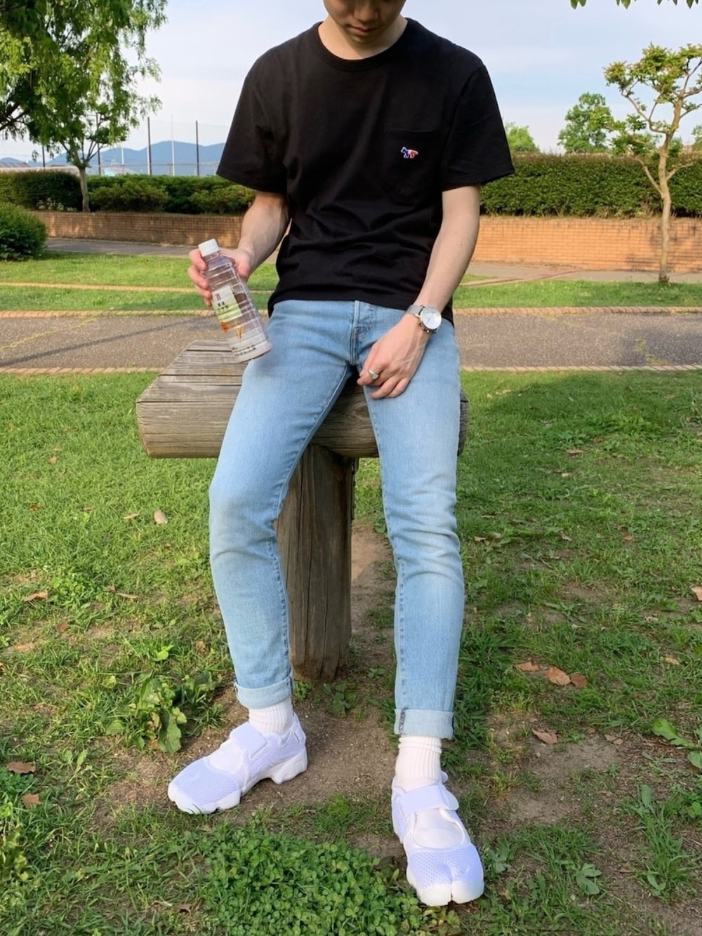 ブラック系のTシャツ/カットソー、ブルー系のデニムパンツ、ホワイト系のスニーカーを着用したメンズの夏コーディネートの1枚目の写真