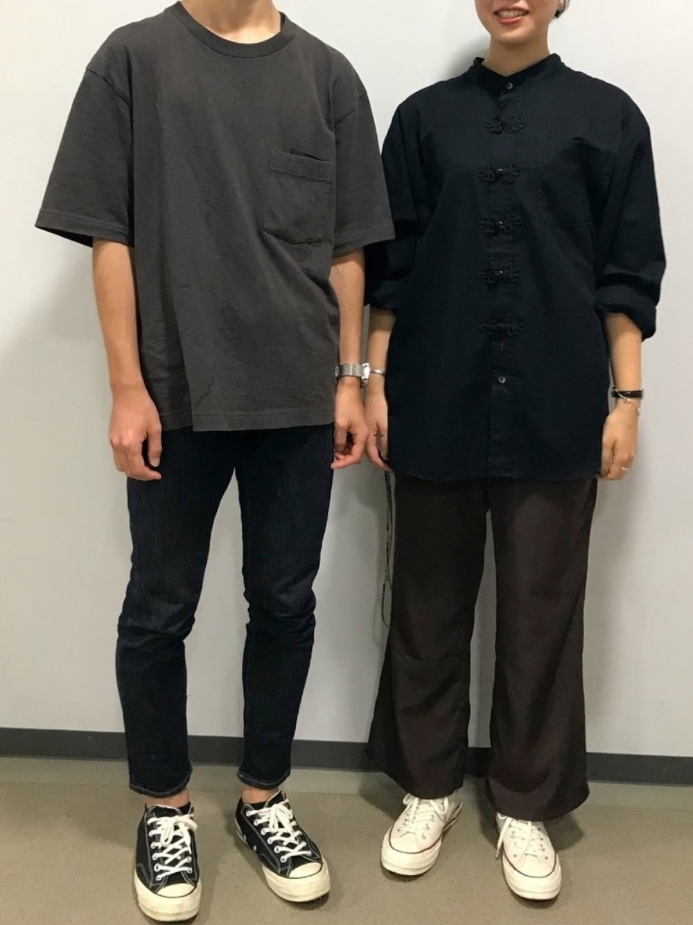 ブラウン系のTシャツ/カットソー、ブルー系のデニムパンツ、ブラック系のスニーカーを着用したメンズの秋コーディネートの1枚目の写真