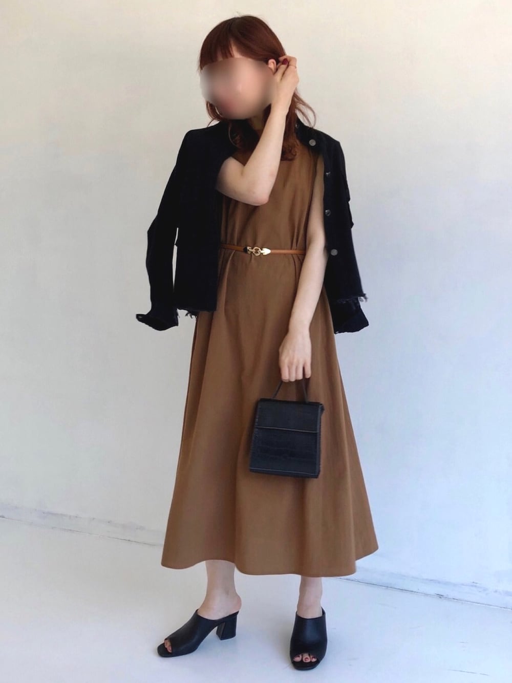 ブラウン系のワンピース、ブラック系のミリタリージャケット、ブラック系のショルダーバッグを着用したレディースの夏コーディネートの1枚目の写真