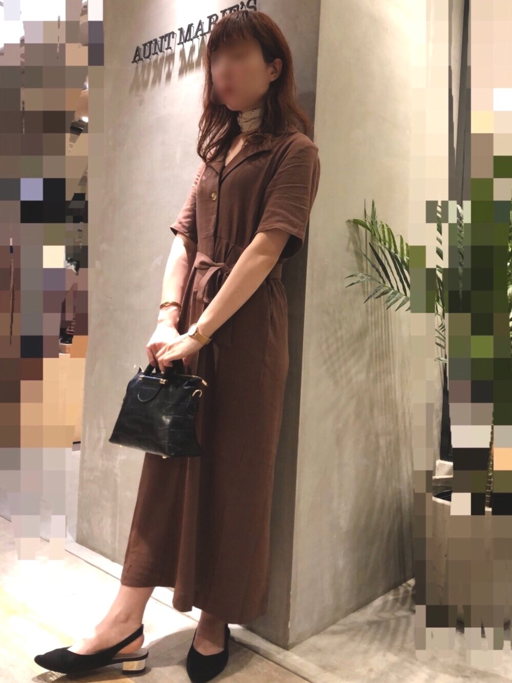 ブラウン系のワンピース、ブラック系のショルダーバッグ、ホワイト系のストール/ショールを着用したレディースの夏コーディネートの1枚目の写真