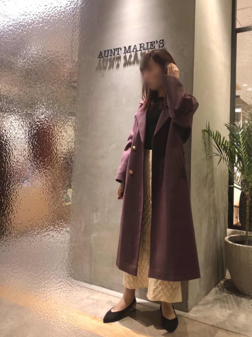 ベージュ系のスカート、パープル系のチェスターコートを着用したレディースの秋コーディネートの1枚目の写真