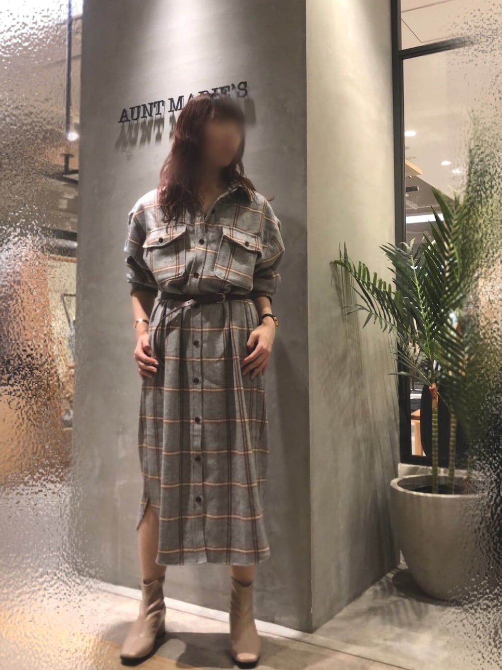 グレー系のシャツワンピース、ベージュ系のブーツを着用したレディースの秋コーディネートの1枚目の写真