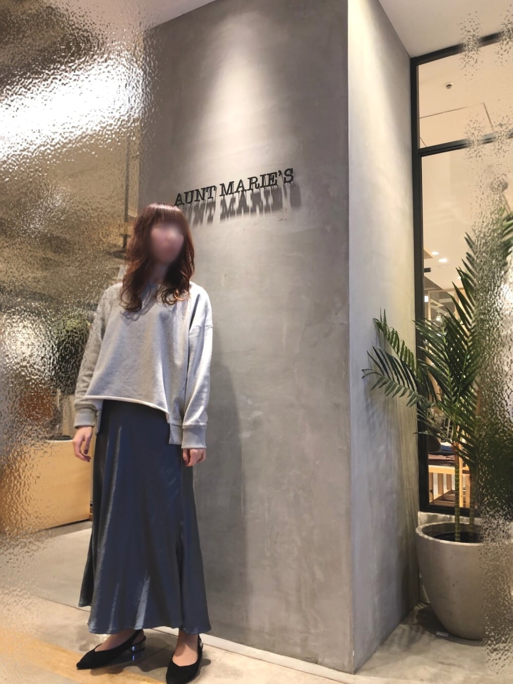 ブルー系のスカート、グレー系のスウェットを着用したレディースの冬コーディネートの1枚目の写真