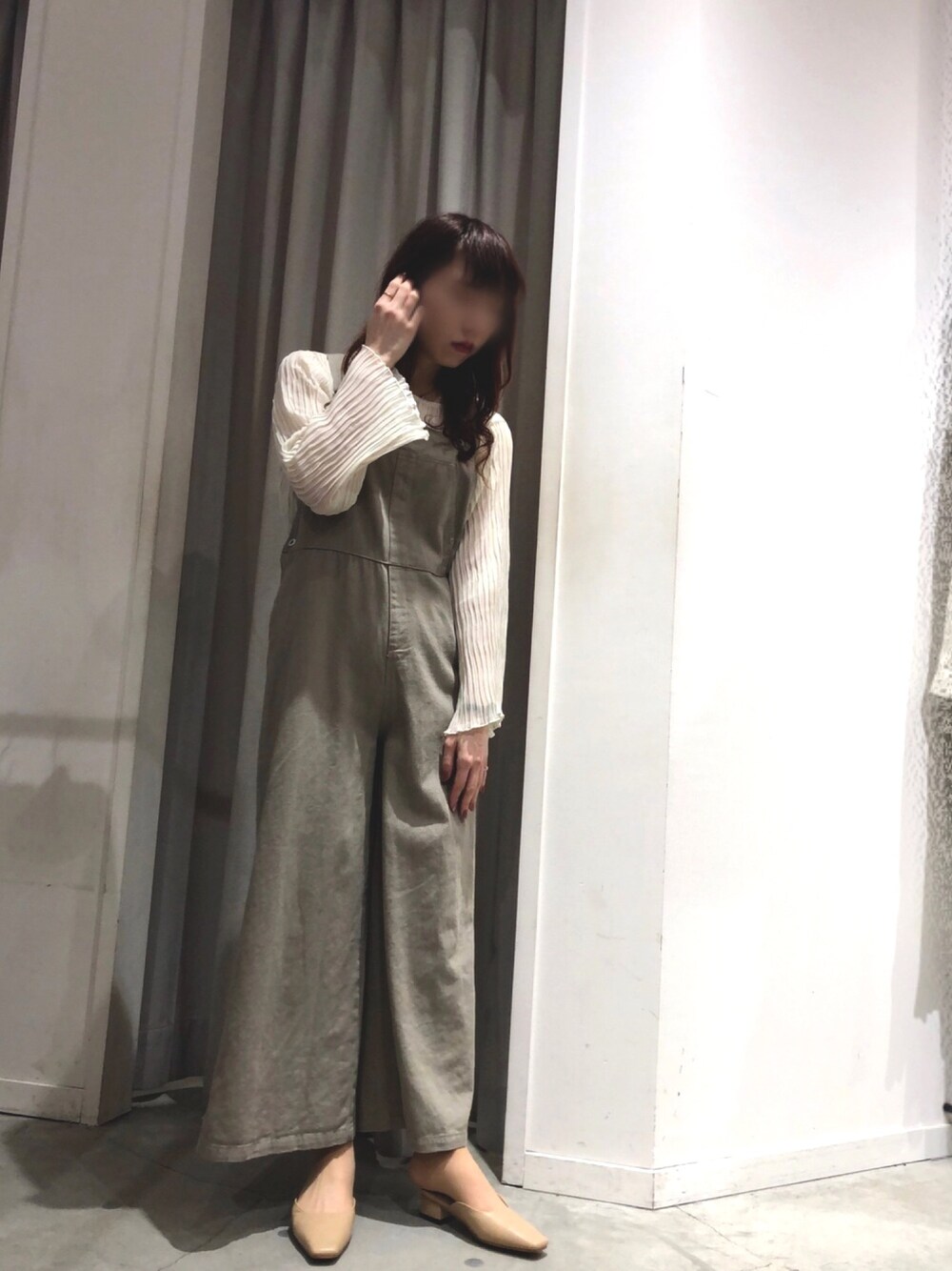 ベージュ系のサンダル、グレー系のサロペット/オーバーオール、ベージュ系のシャツ/ブラウスを着用したレディースの春コーディネートの1枚目の写真