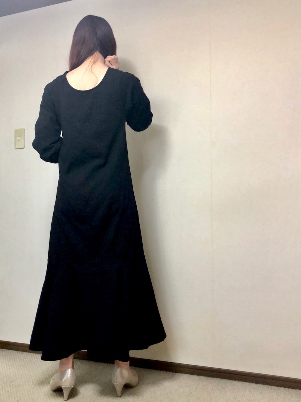 ブラック系のワンピースを着用したレディースの春コーディネートの1枚目の写真