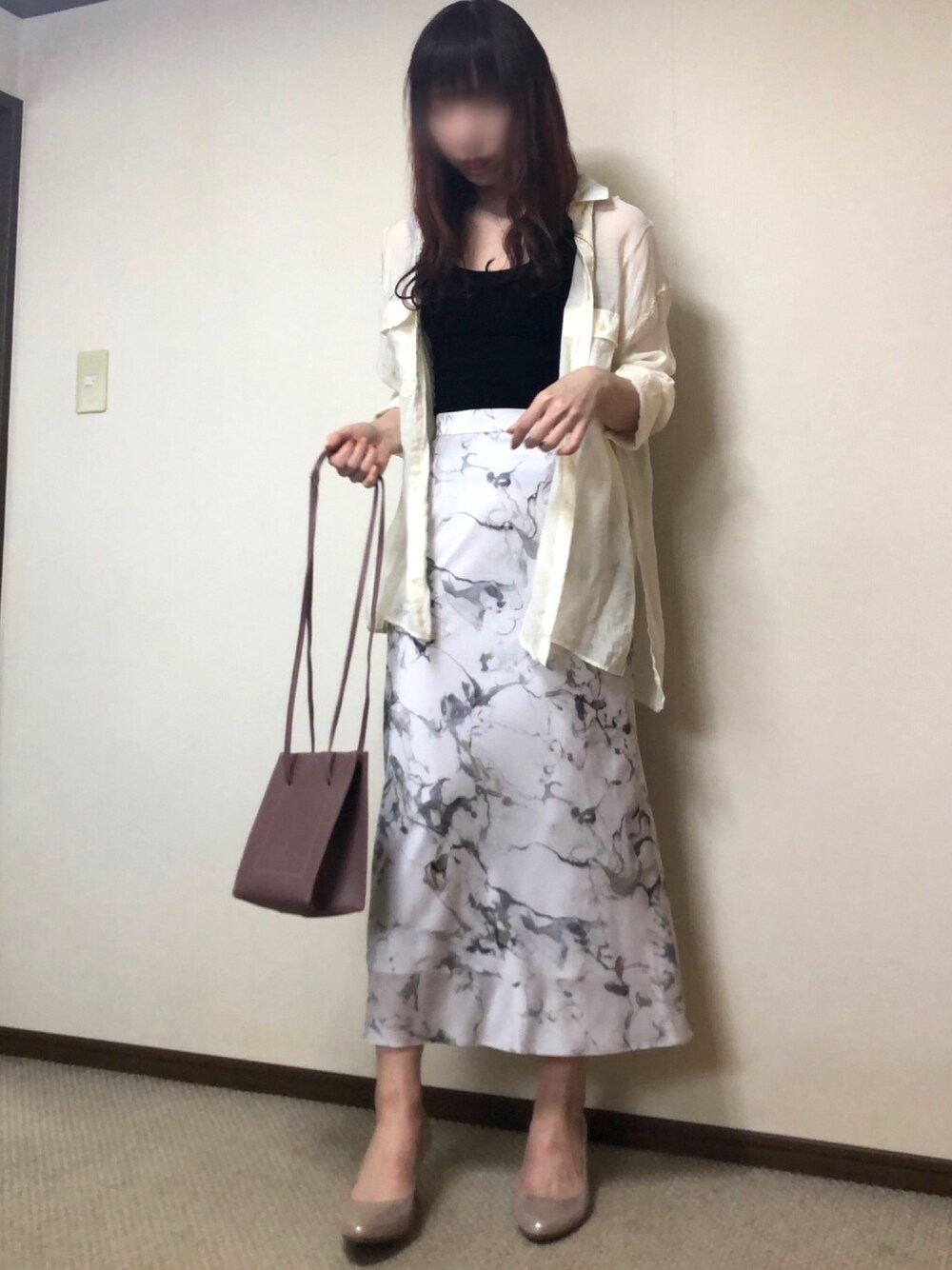 ホワイト系のシャツ/ブラウス、ホワイト系のスカート、ピンク系のショルダーバッグを着用したレディースの春コーディネートの1枚目の写真