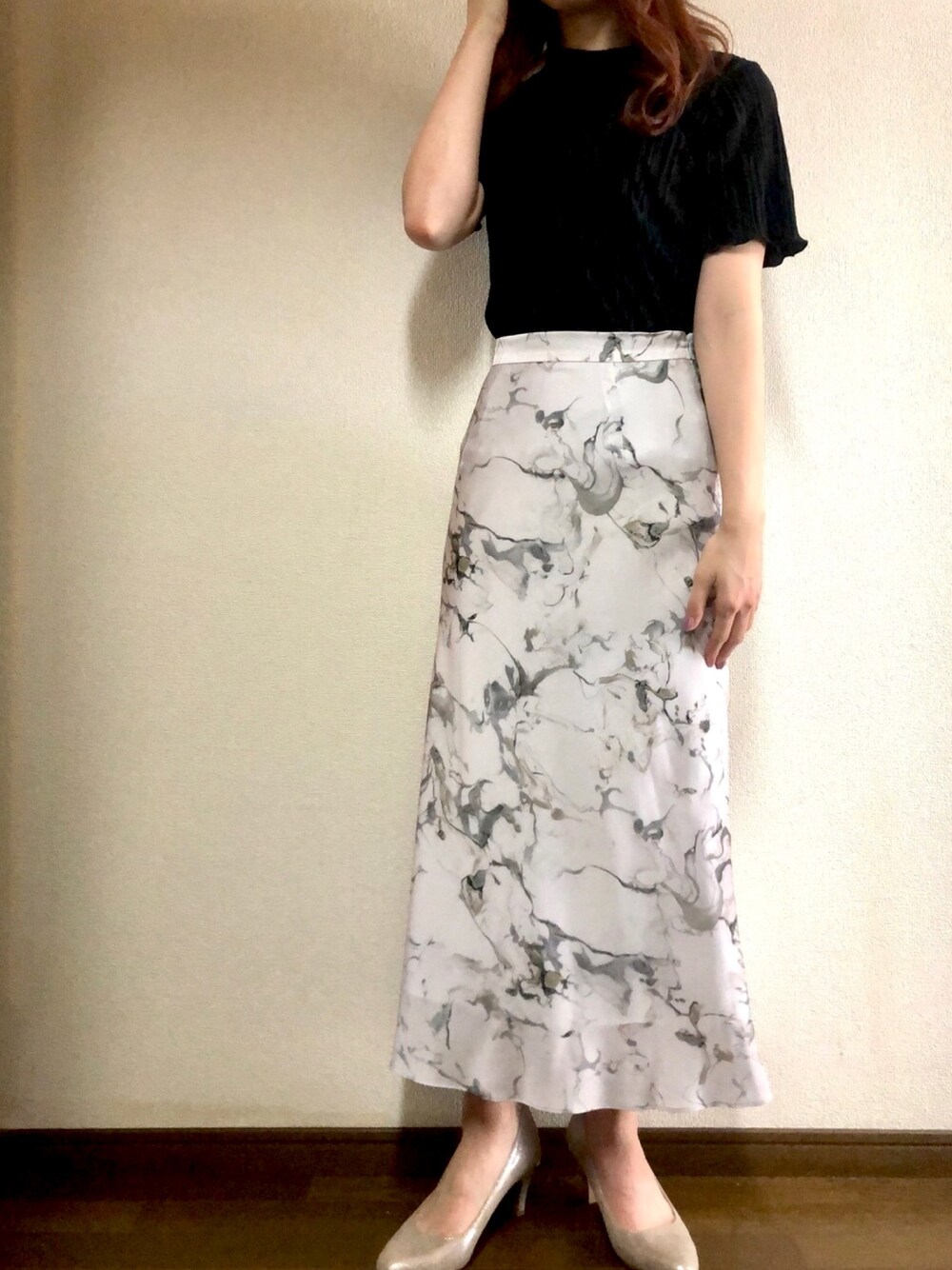 ホワイト系のスカート、ブラック系のTシャツ/カットソーを着用したレディースの夏コーディネートの1枚目の写真