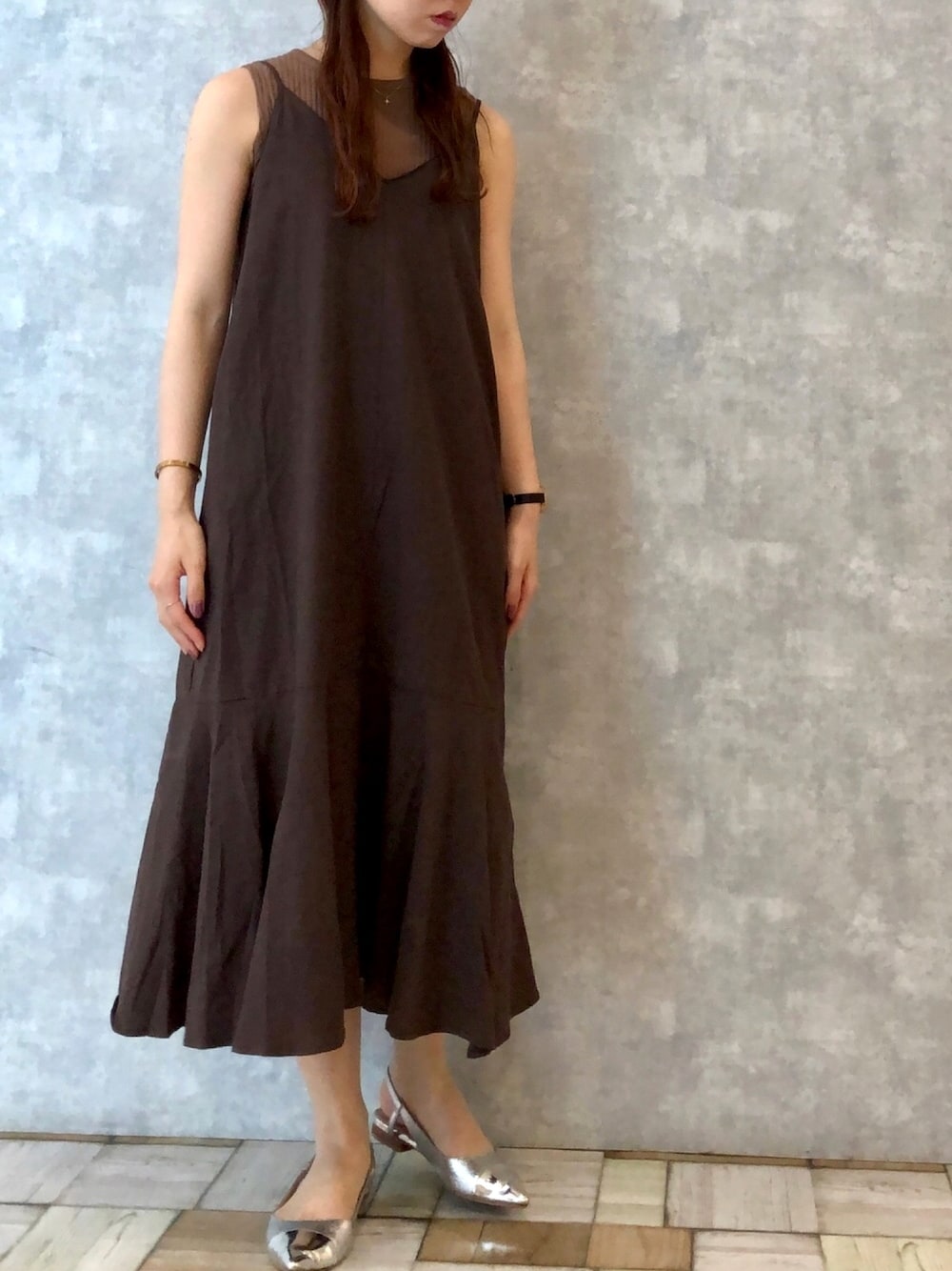 ブラウン系のワンピース、ベージュ系のTシャツ/カットソーを着用したレディースの夏コーディネートの1枚目の写真