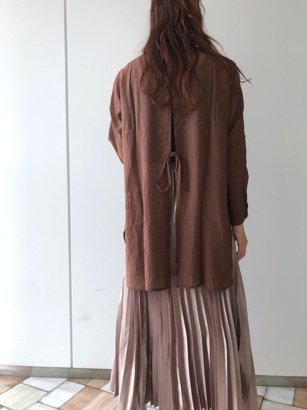 ブラウン系のシャツ/ブラウス、ベージュ系のスカートを着用したレディースの夏コーディネートの1枚目の写真